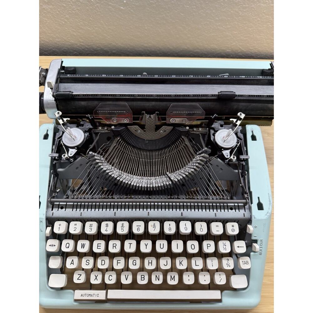 We R Memory Keepers Typewriter Typecast - Mint- Needs Ink Ribbon- Works great! - Picture 4 of 8